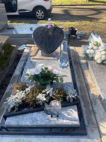 Monument funéraire avant décapage - Paris 19e